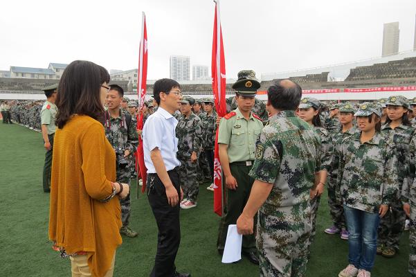 开云（中国）领导亲切慰问军训教官及2013级军训学生